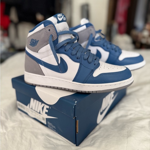 Authentic 2023 Air Jordan 1 Retro High OG "True Blue". - Picture 4 of 8